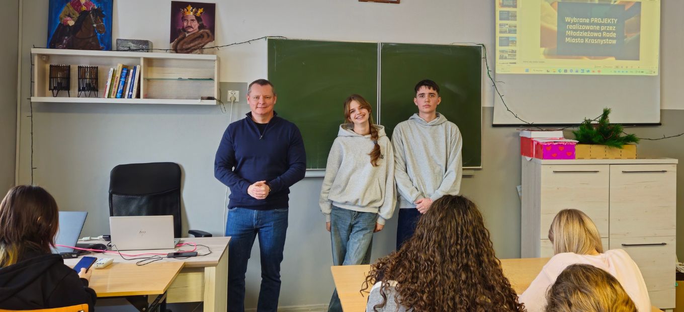 Przedstawiciele Młodzieżowej Rady Miasta na lekcji edukacji obywatelskiej w  klasie 2A