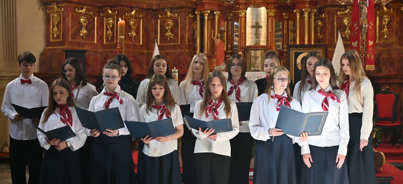 Społeczność „Jagiełły” uczciła miejsko - powiatowe obchody 235. rocznicy uchwalenia Konstytucji 3 Maja.