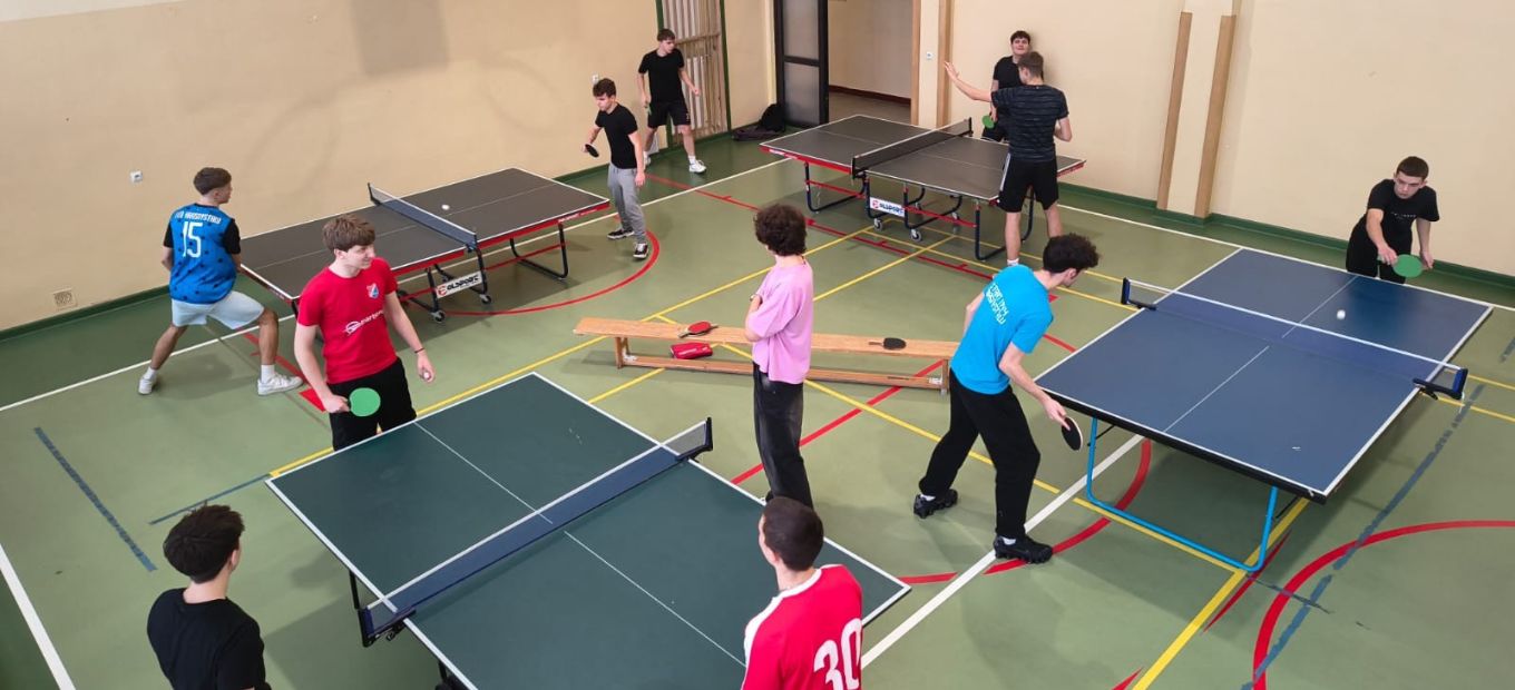 Sportowa rywalizacja przy tenisowym stole